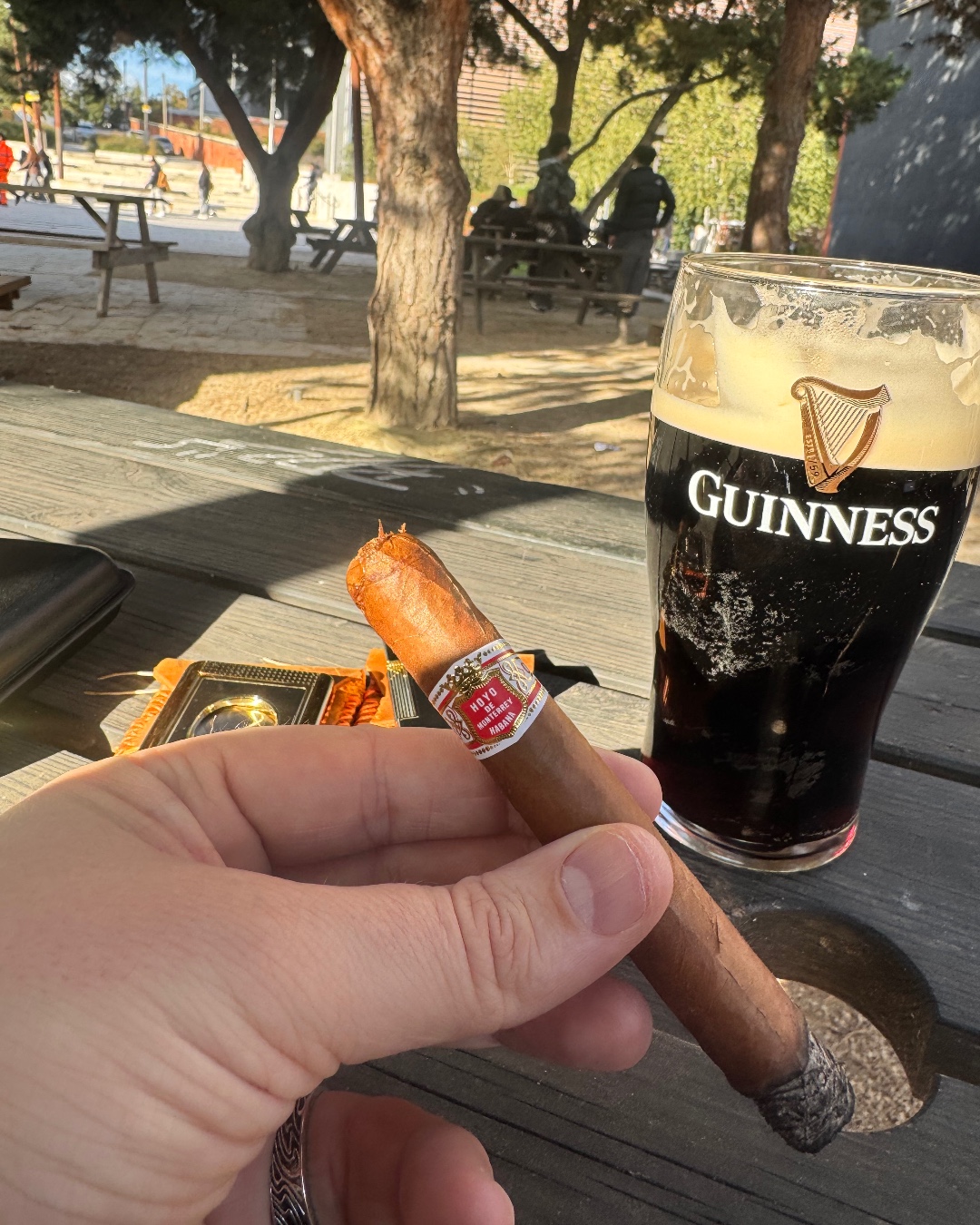 Names Sam! Love a Guinness love a cigar🤣